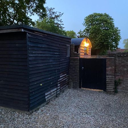 Hotel Gatwick Hideaway Hut Charlwood Esterno foto