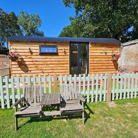 Hotel Gatwick Hideaway Hut Charlwood Esterno foto