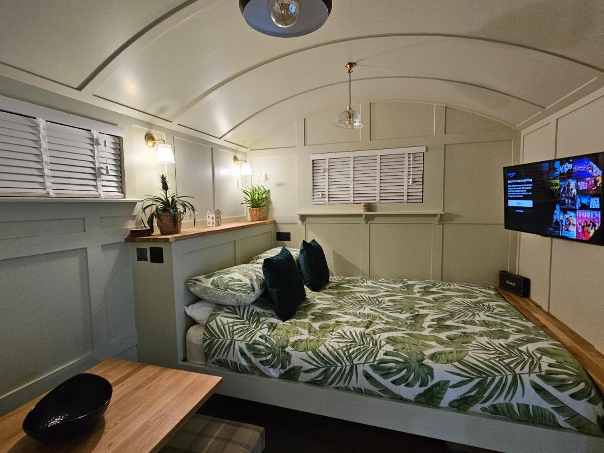 Hotel Gatwick Hideaway Hut Charlwood Esterno foto