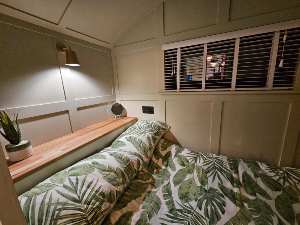 Hotel Gatwick Hideaway Hut Charlwood Esterno foto