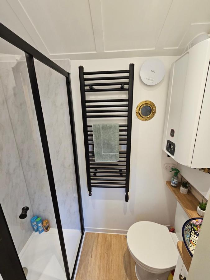 Hotel Gatwick Hideaway Hut Charlwood Esterno foto