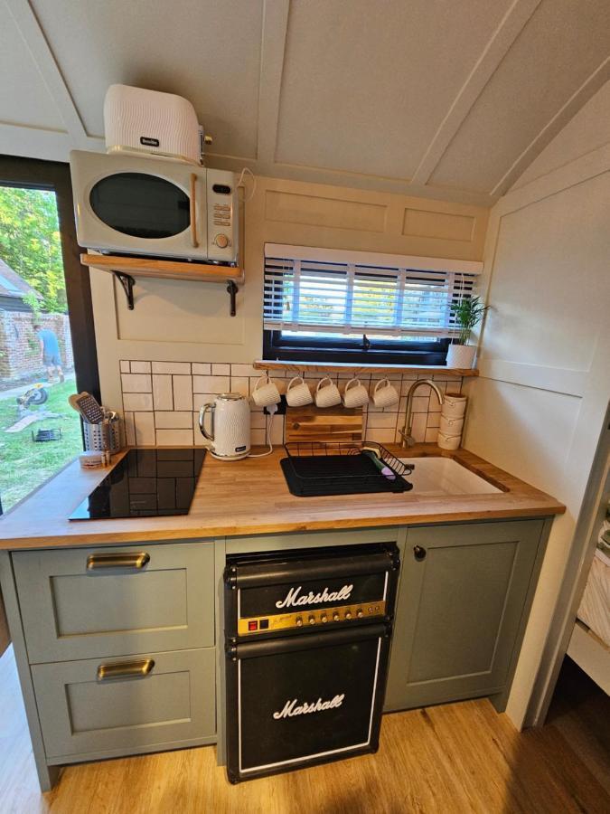 Hotel Gatwick Hideaway Hut Charlwood Esterno foto