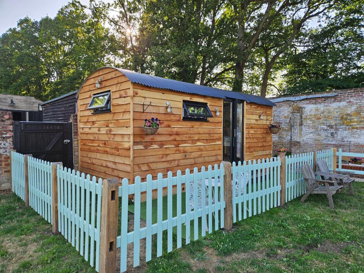 Hotel Gatwick Hideaway Hut Charlwood Esterno foto